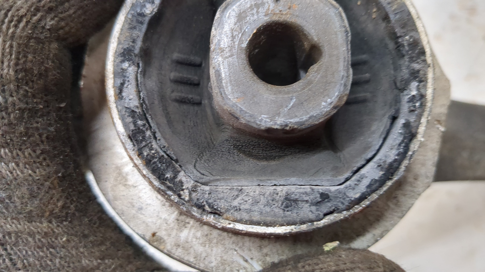 Рычаг передний правый