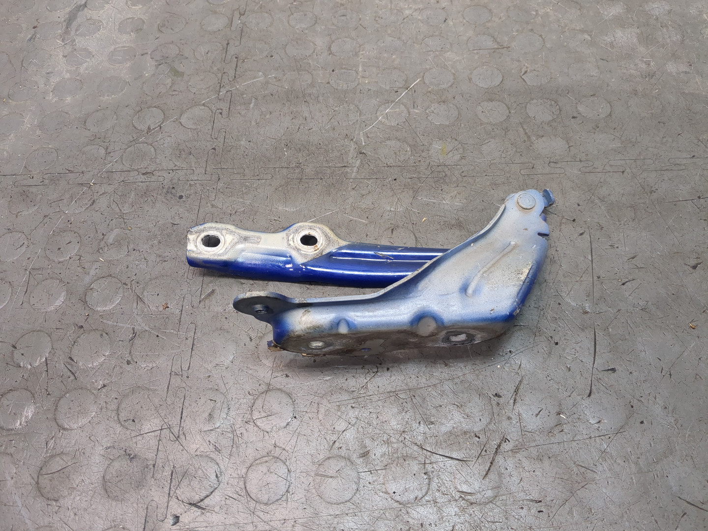 Петля капота левая