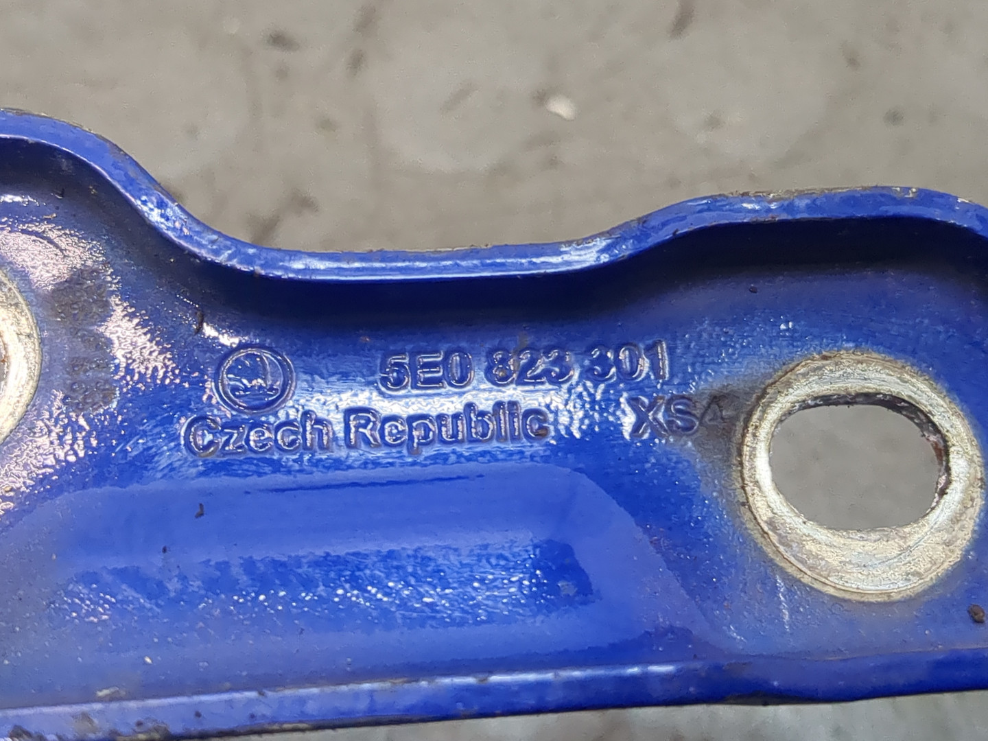 Петля капота левая