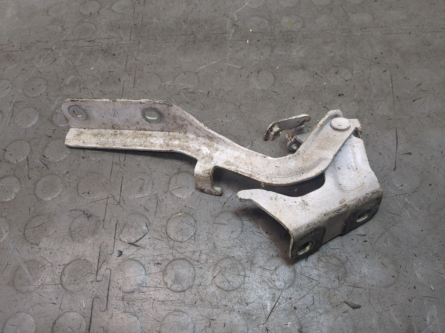 Петля капота правая