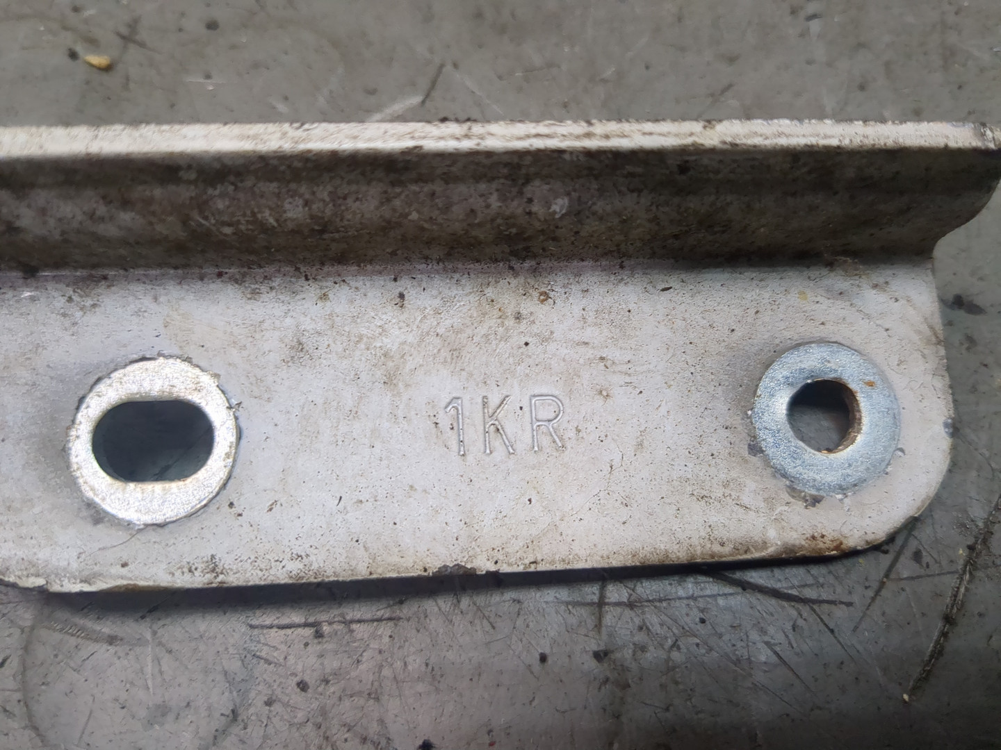 Петля капота правая