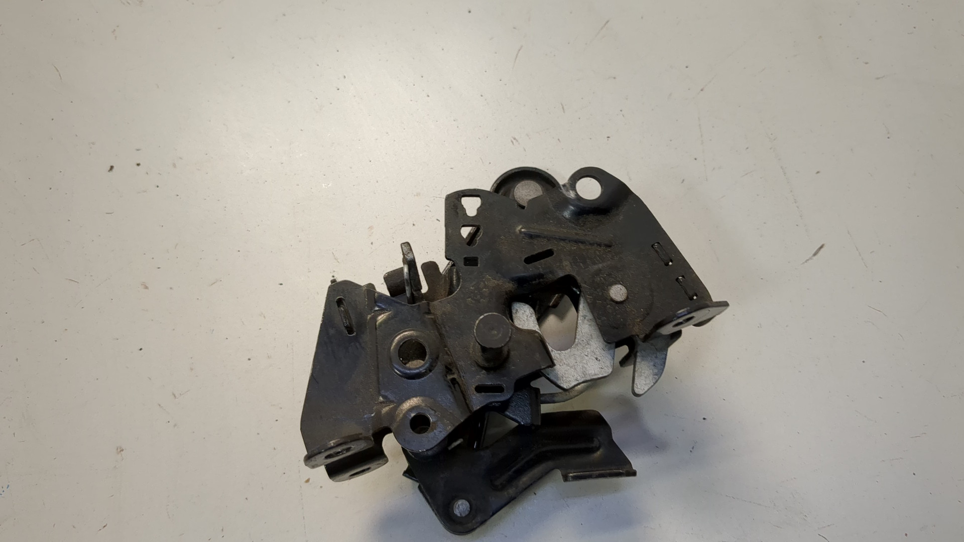 Замок капота