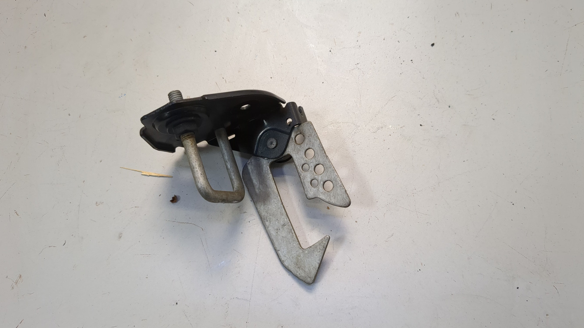 Замок капота