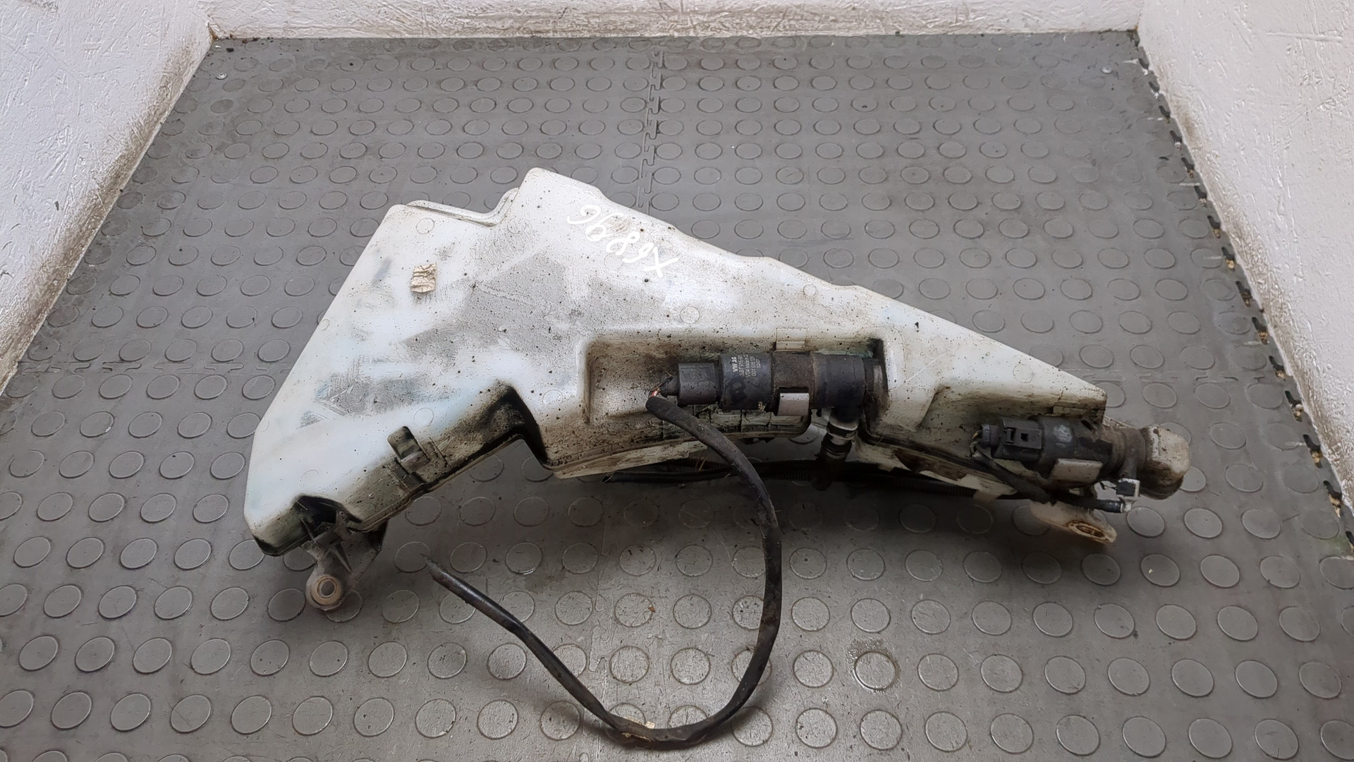 Бачок омывателя лобового стекла