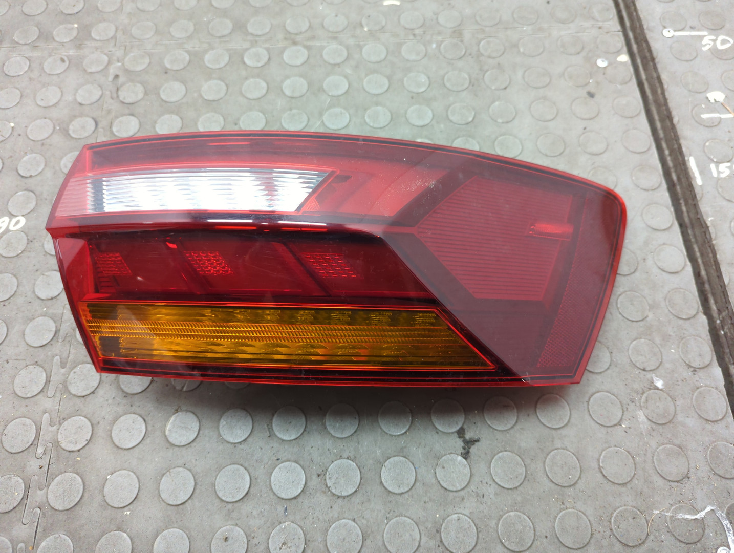 Фонарь задний правый