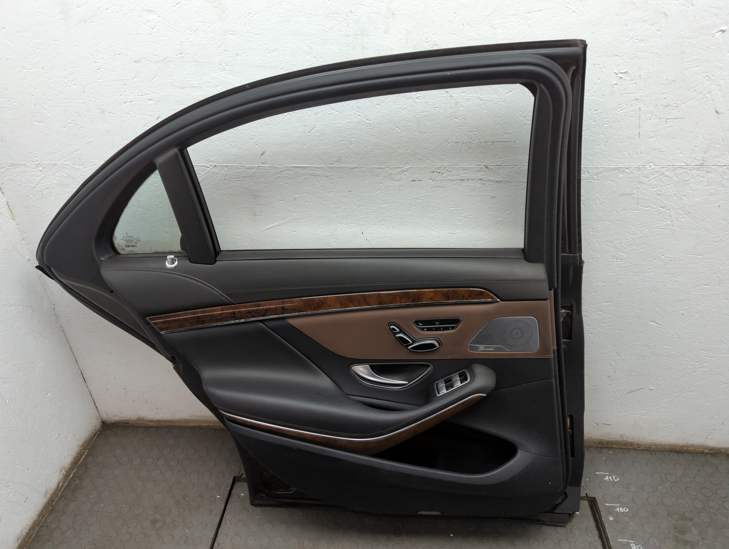 Дверь задняя левая