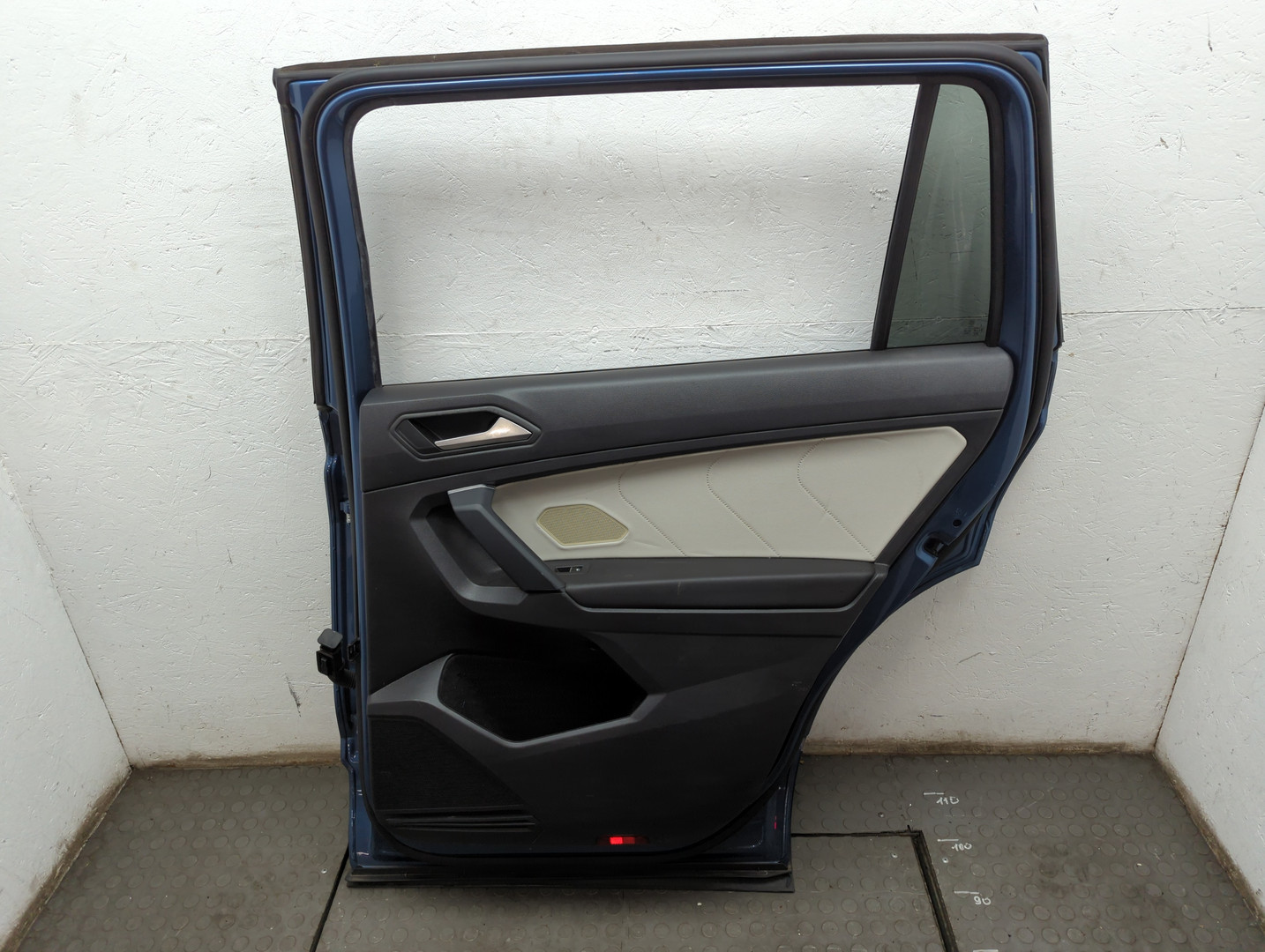 Дверь задняя правая