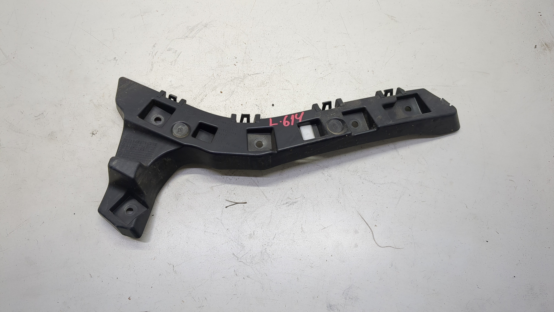 Кронштейн заднего бампера левый