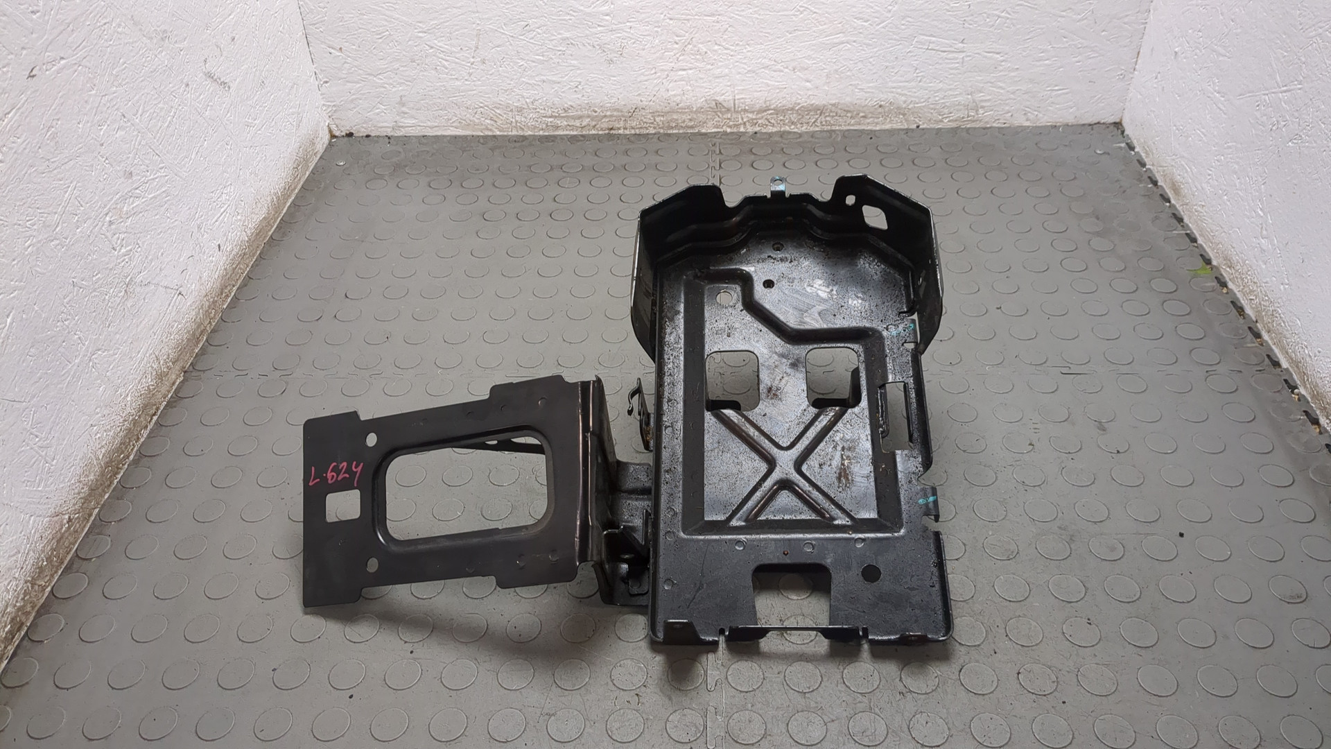 Площадка под аккумулятор (АКБ)