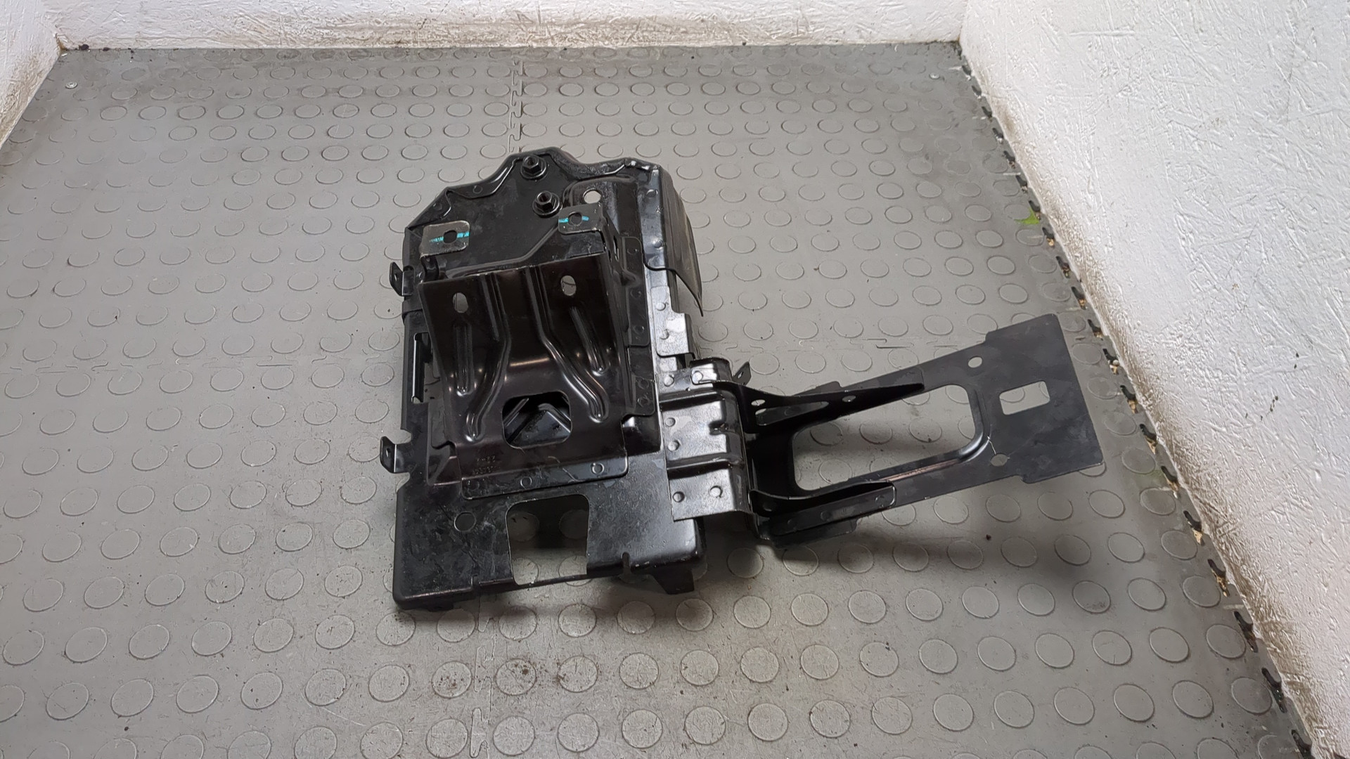 Площадка под аккумулятор (АКБ)