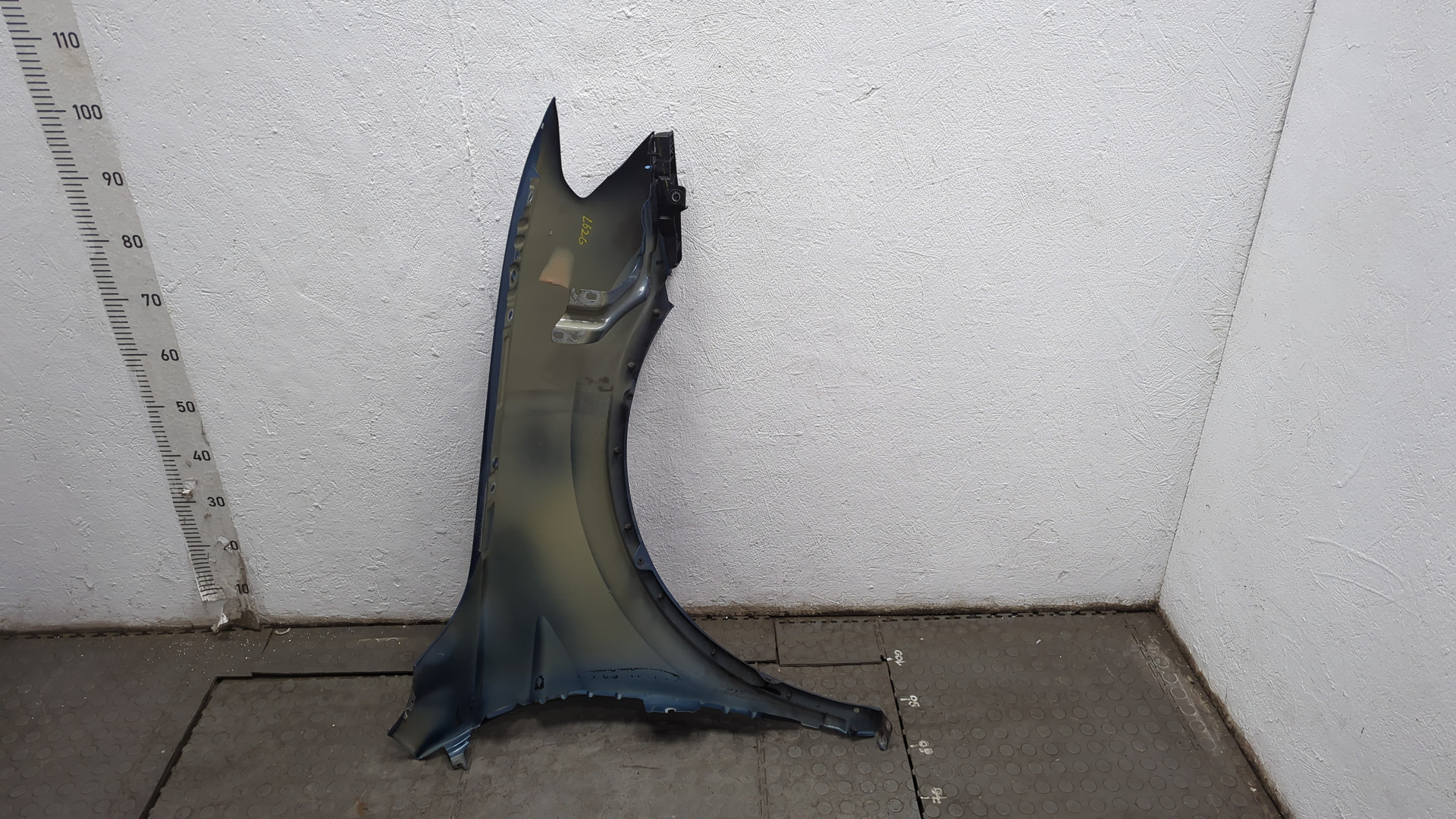 Крыло переднее левое