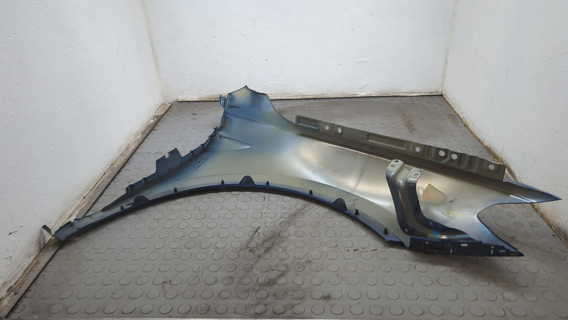 Крыло переднее левое