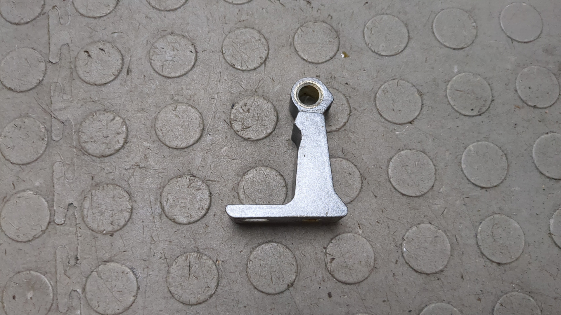 Петля двери