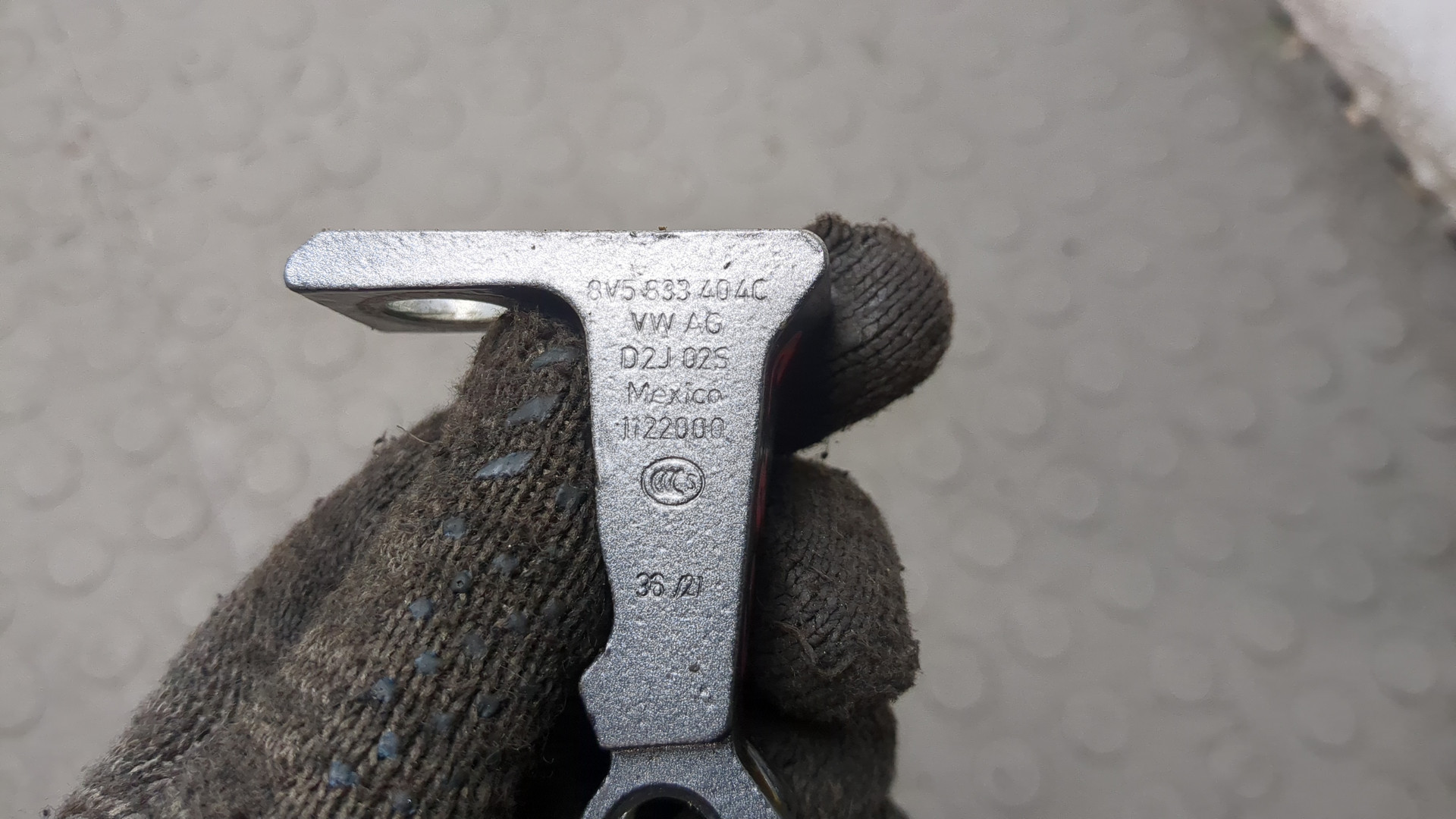 Петля двери