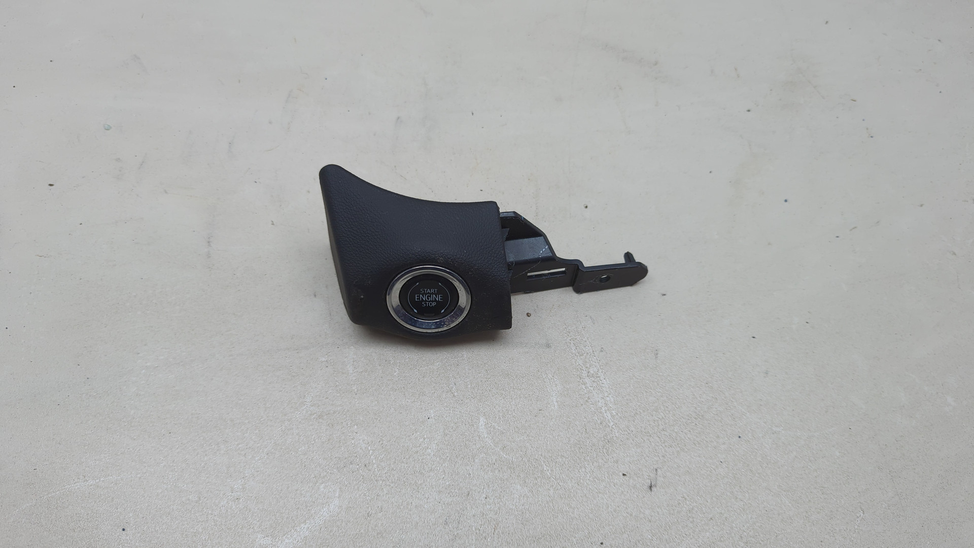 Кнопка запуска двигателя