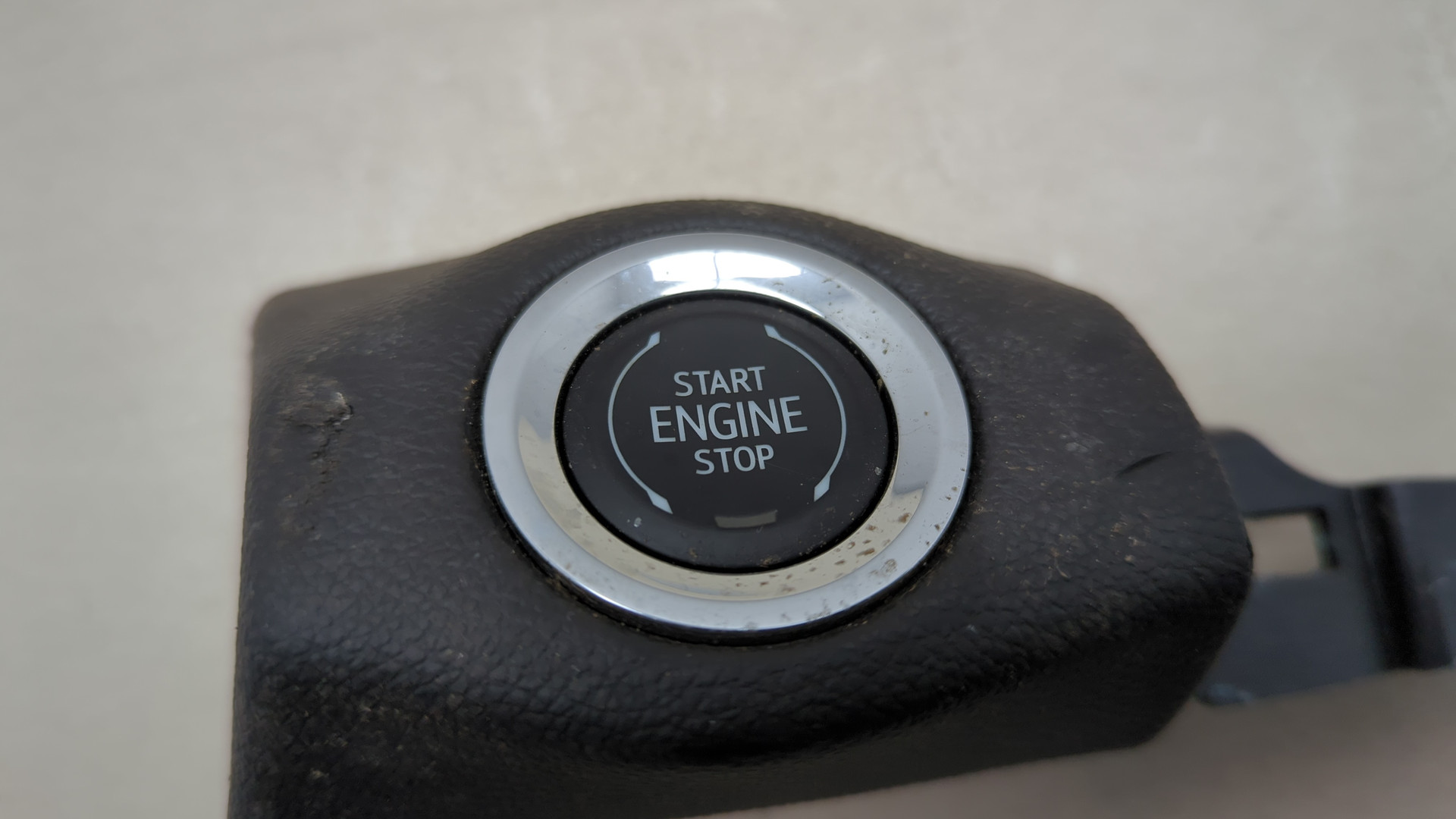 Кнопка запуска двигателя