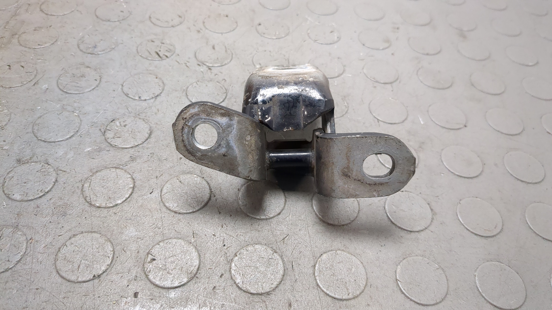 Петля двери