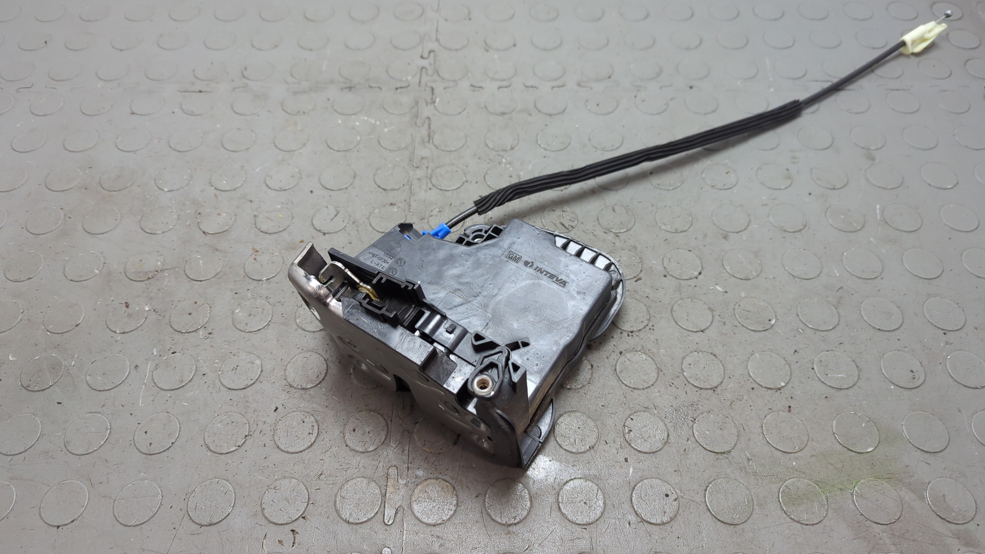 Замок двери задней левой