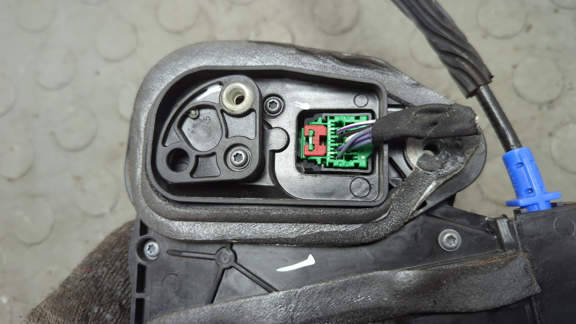 Замок двери задней левой