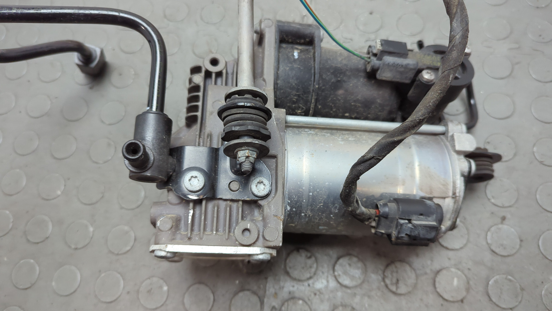 Насос регулировки подвески