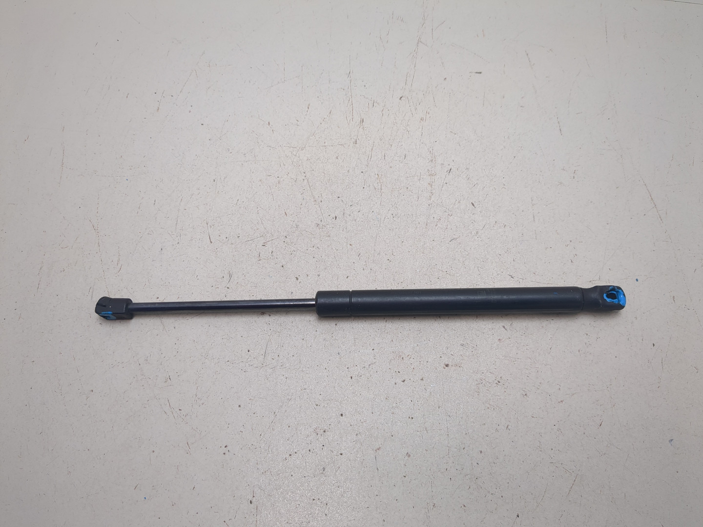 Амортизатор капота