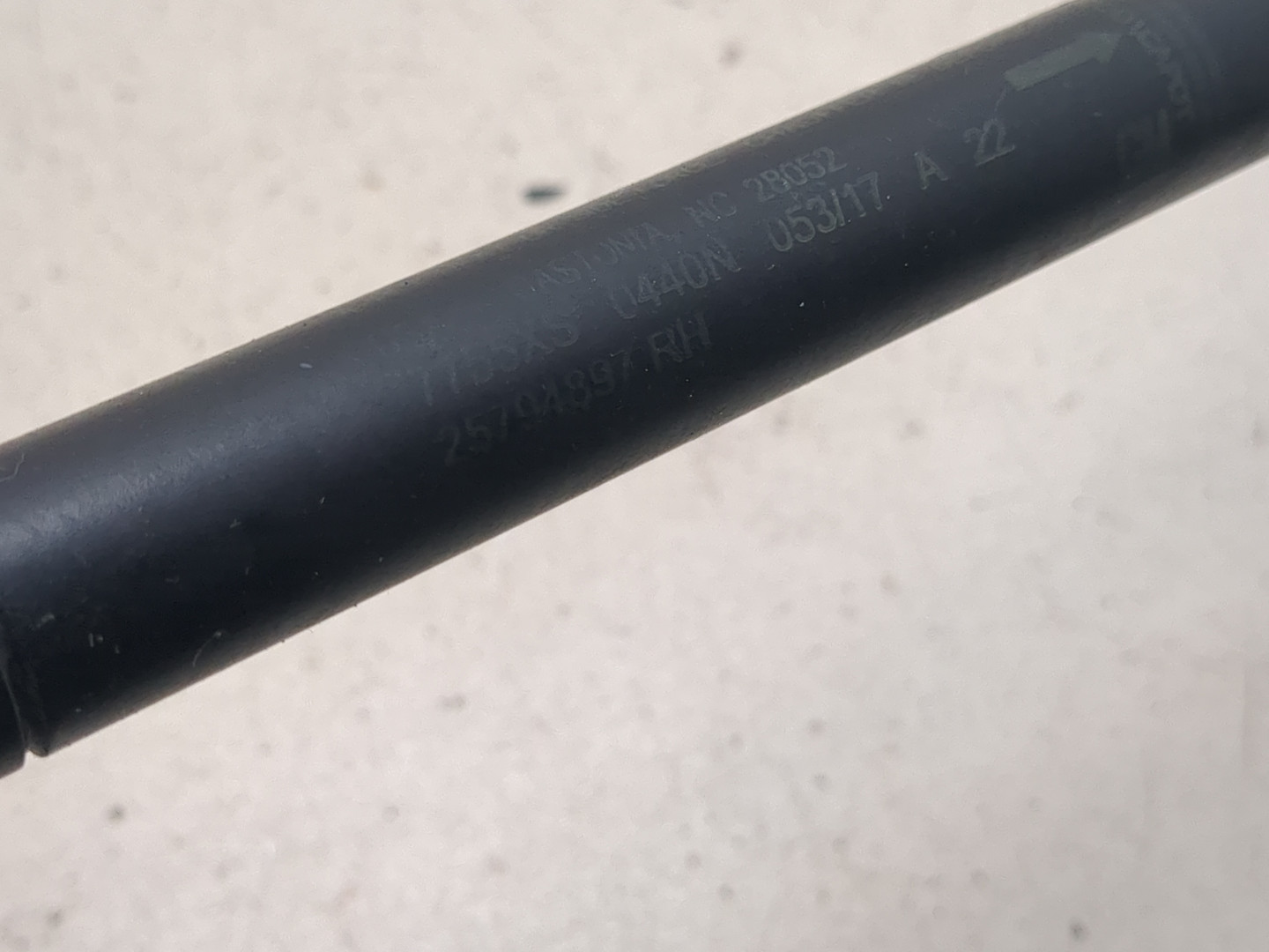 Амортизатор капота