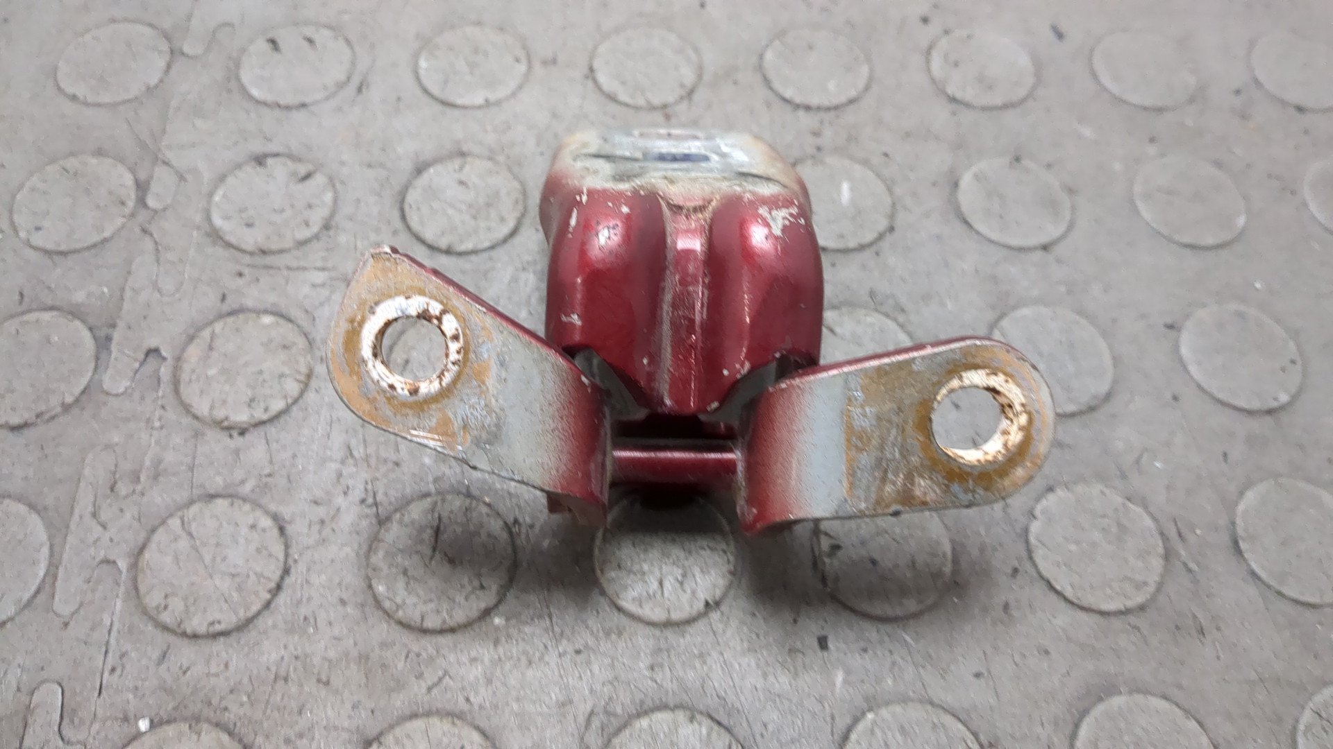 Петля двери