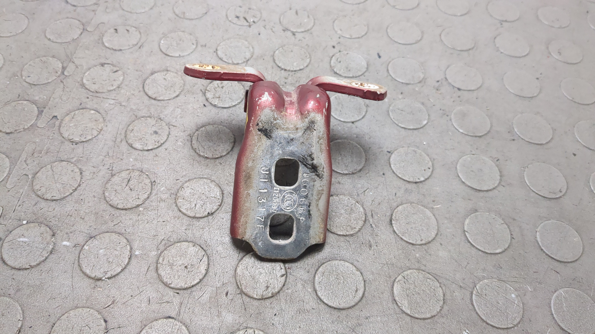 Петля двери