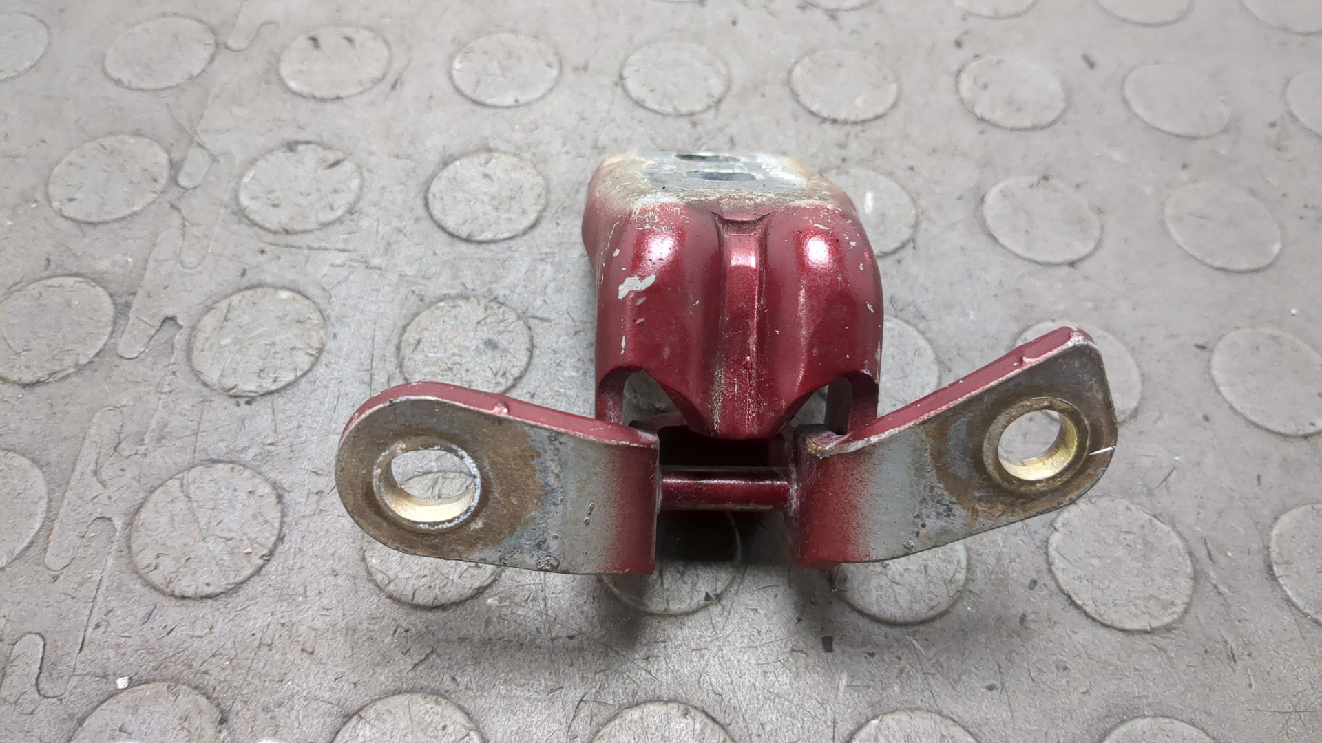 Петля двери