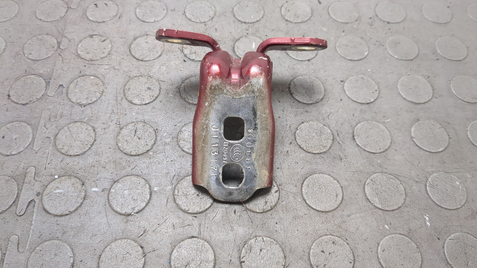 Петля двери