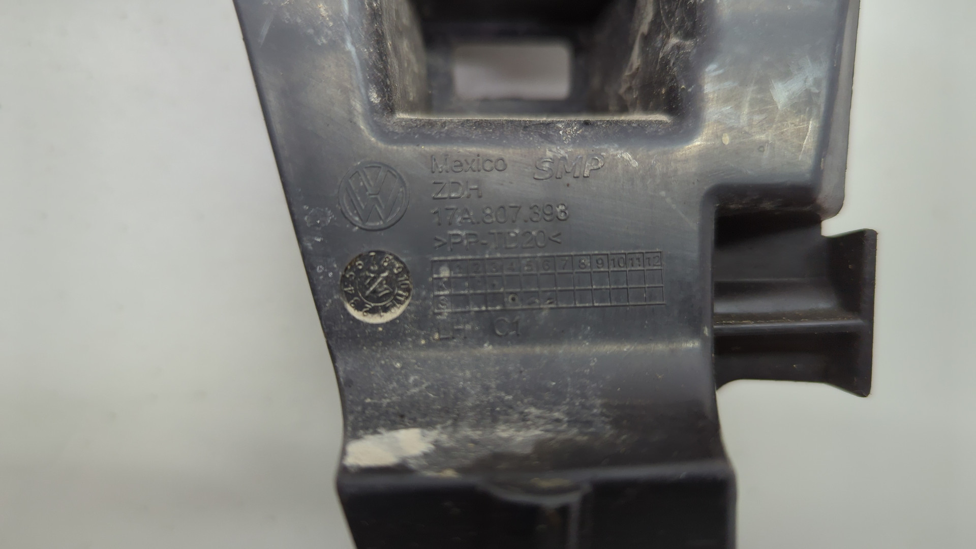 Кронштейн заднего бампера левый