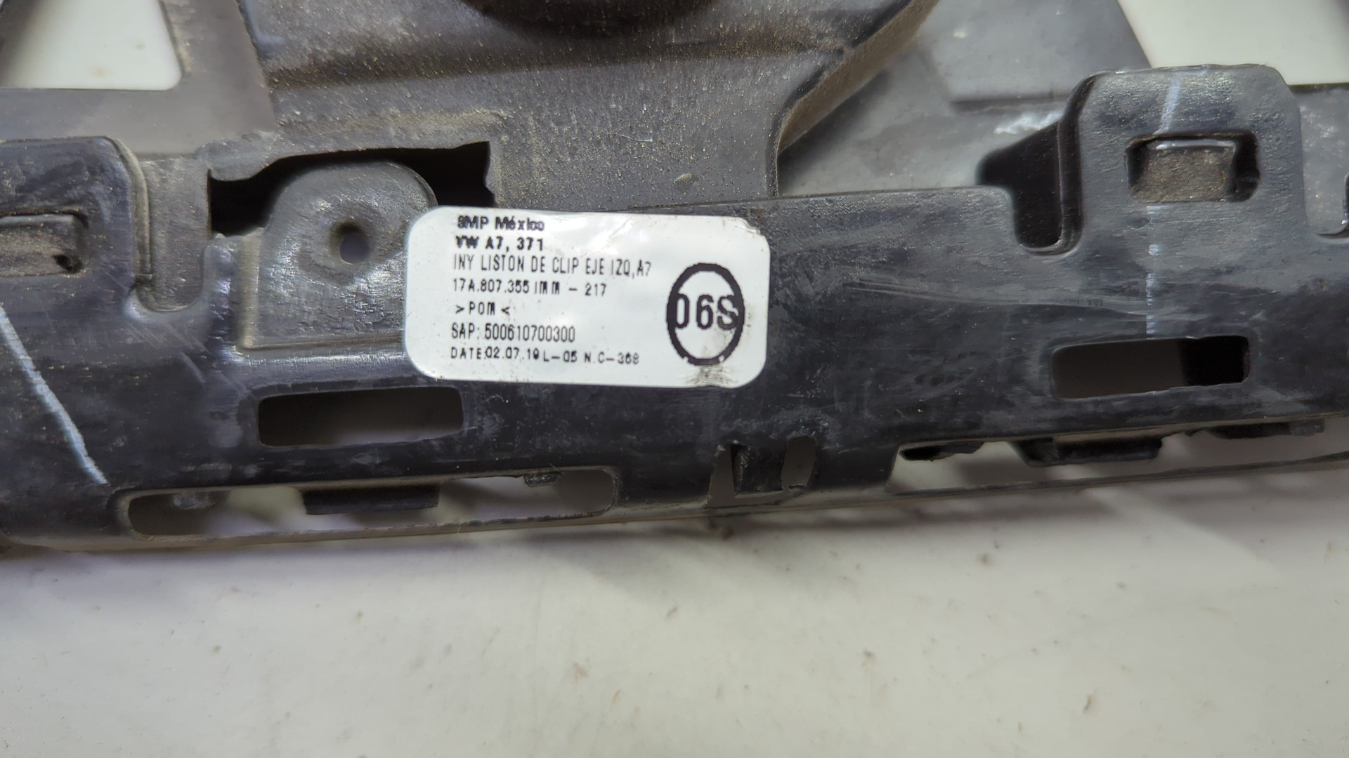 Кронштейн заднего бампера левый