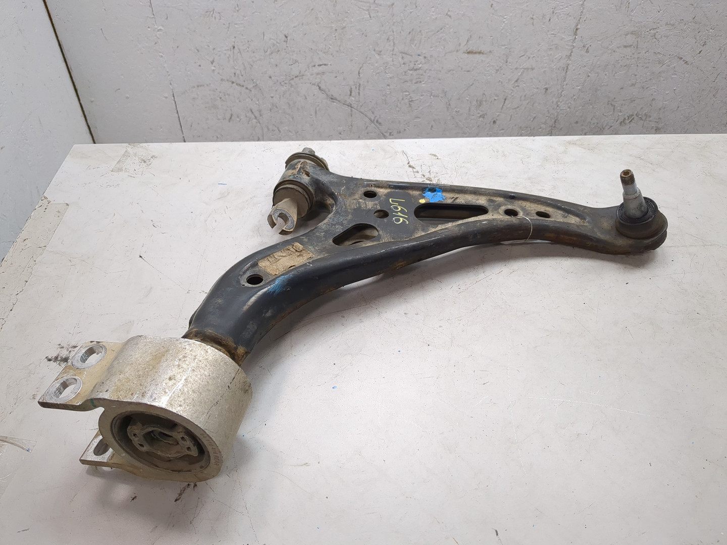 Рычаг передний правый