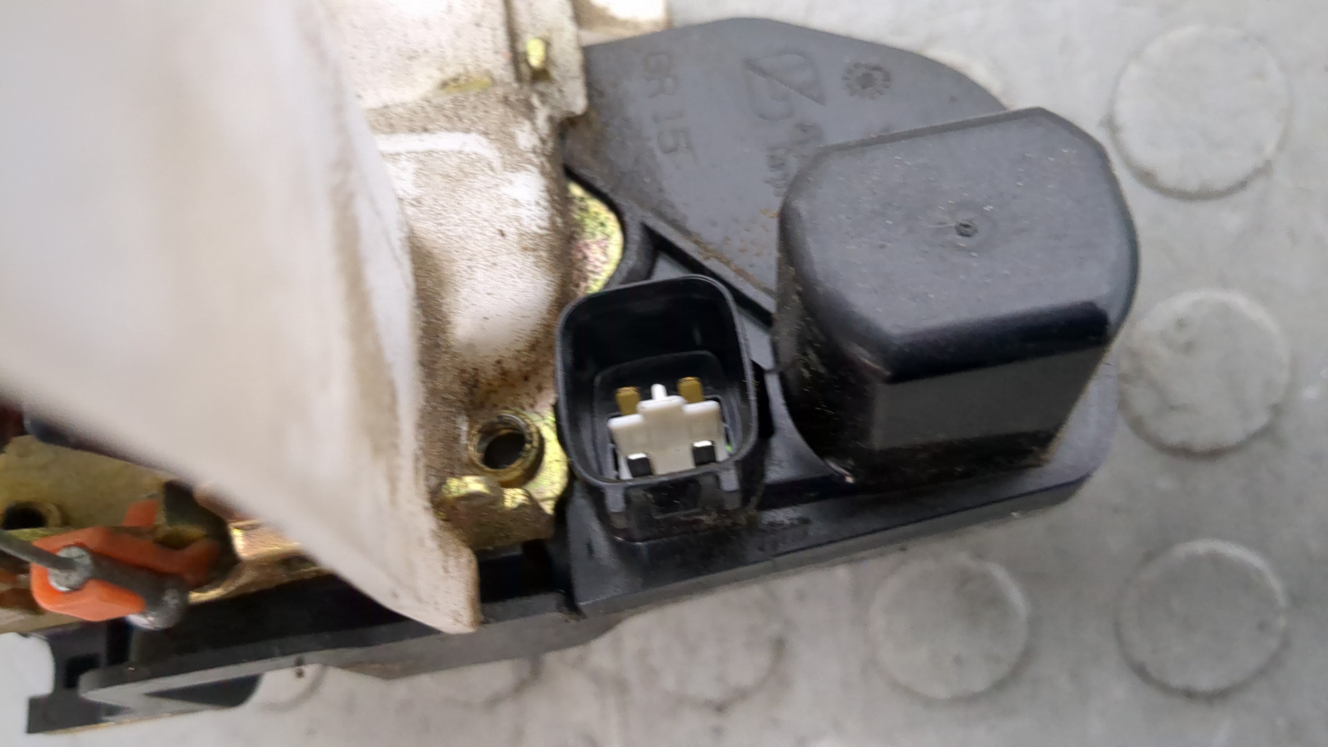 Замок двери передней правой