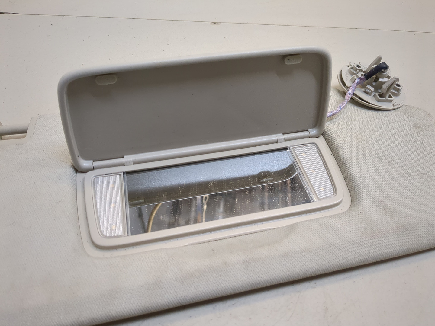 Козырек солнцезащитный