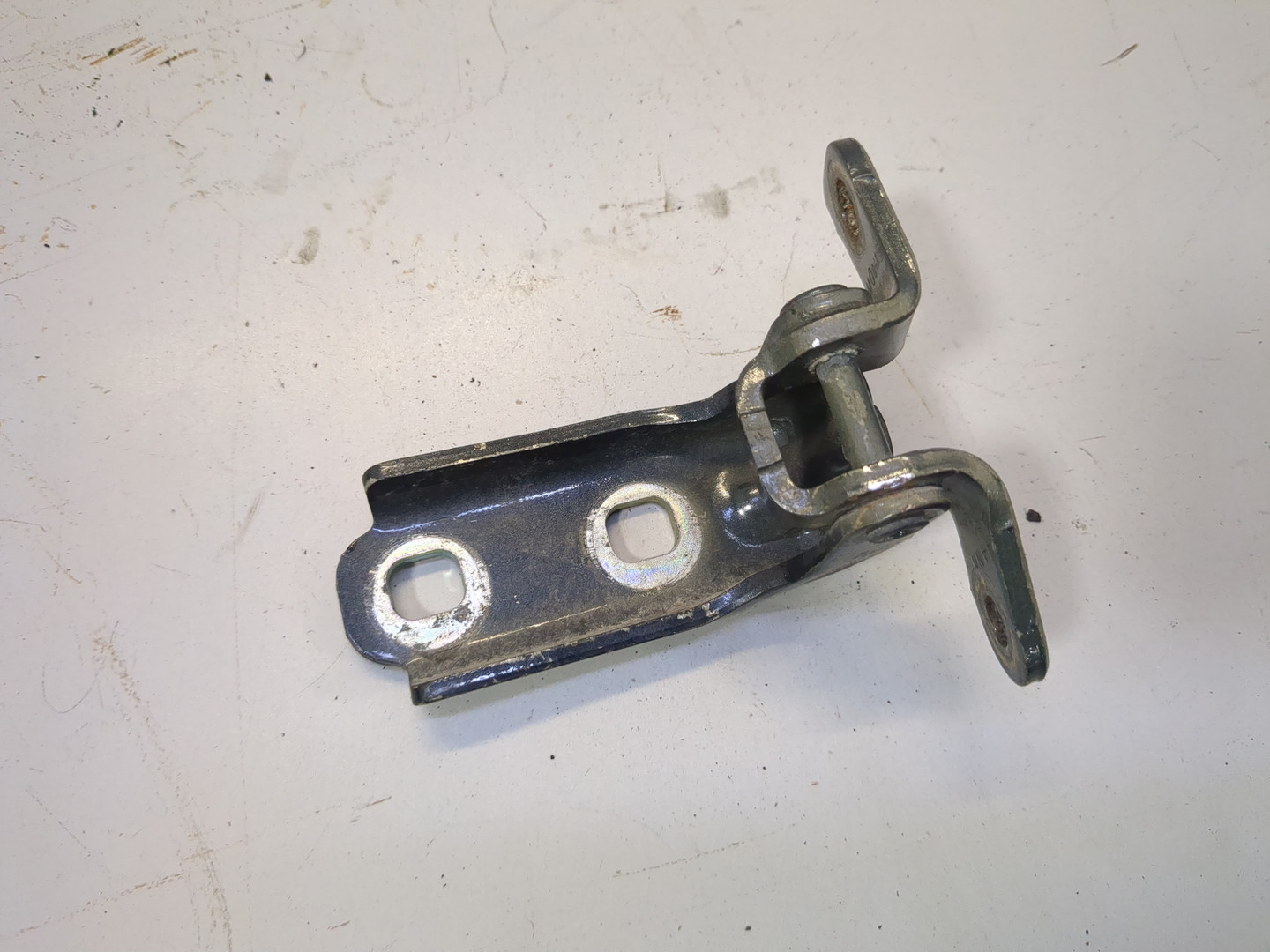 Петля двери