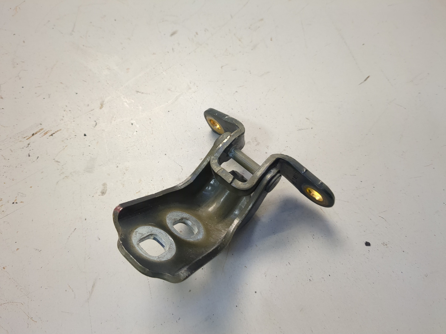 Петля двери