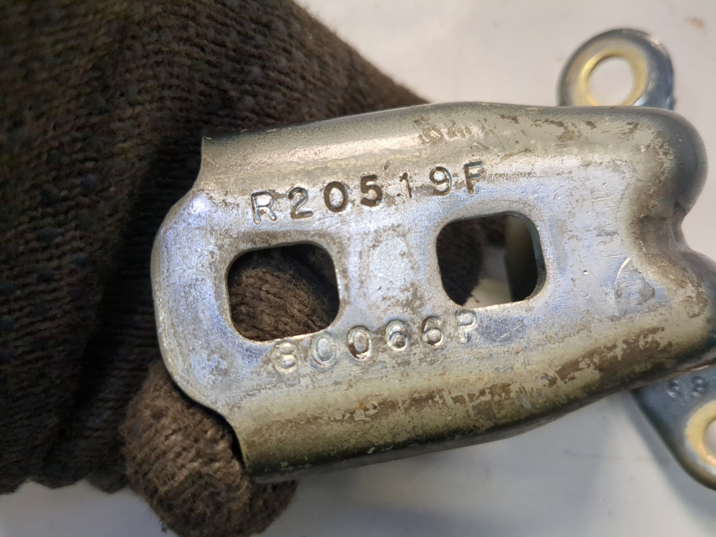 Петля двери