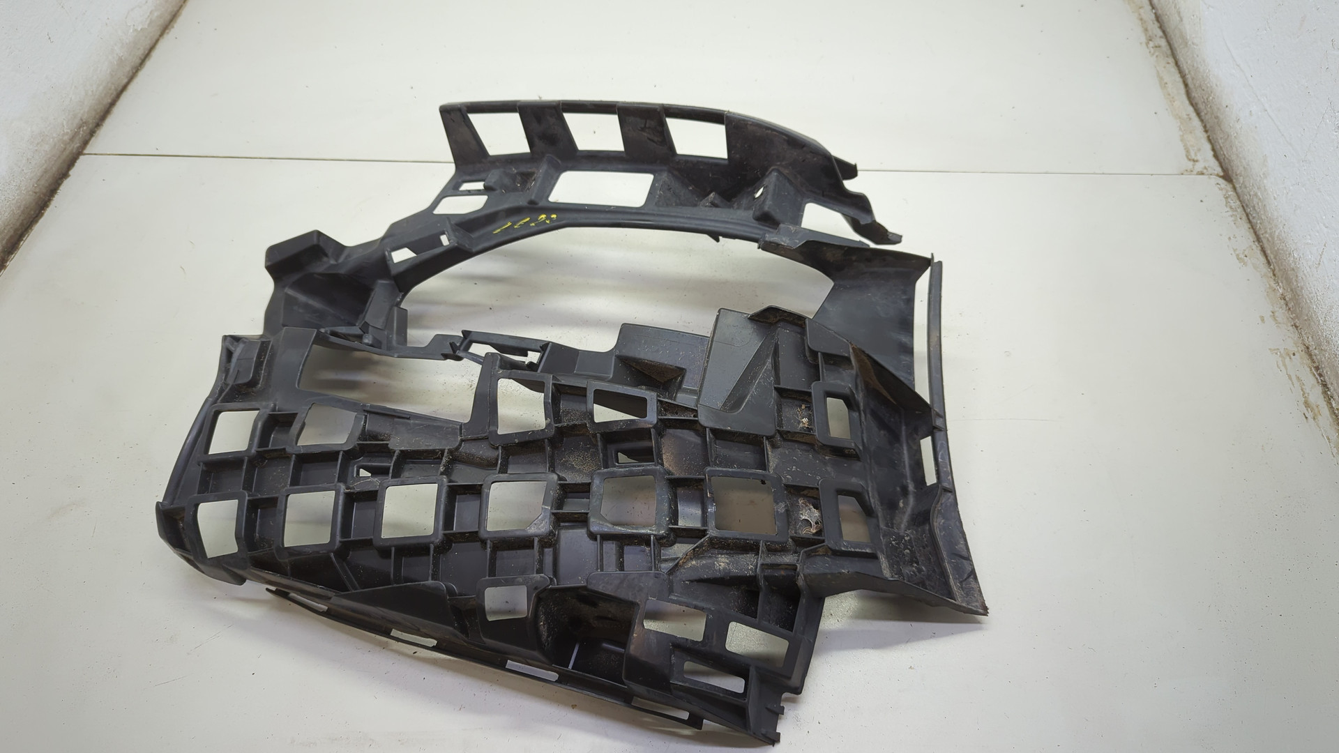 Кронштейн переднего бампера правый