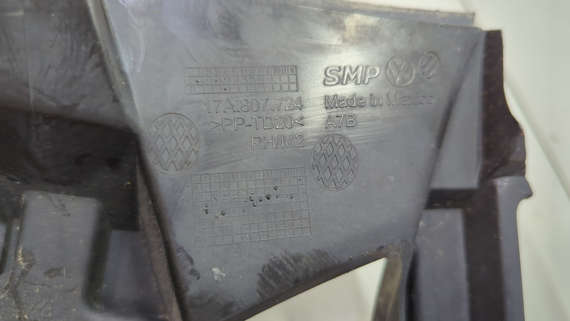 Кронштейн переднего бампера правый