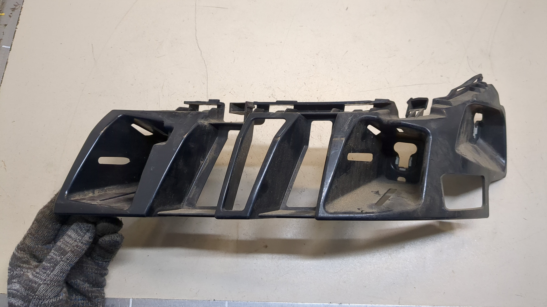 Кронштейн заднего бампера правый