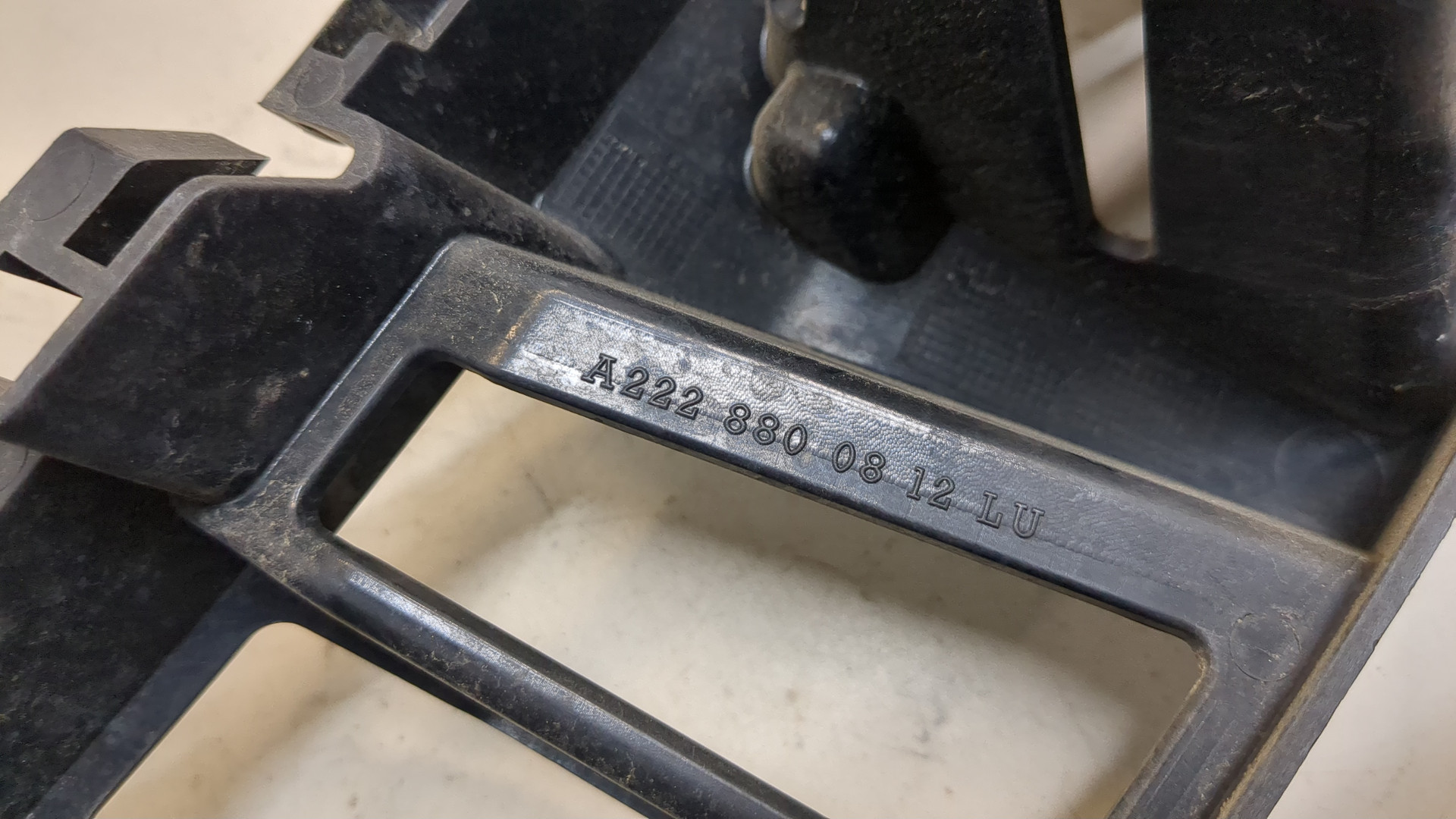 Кронштейн заднего бампера правый