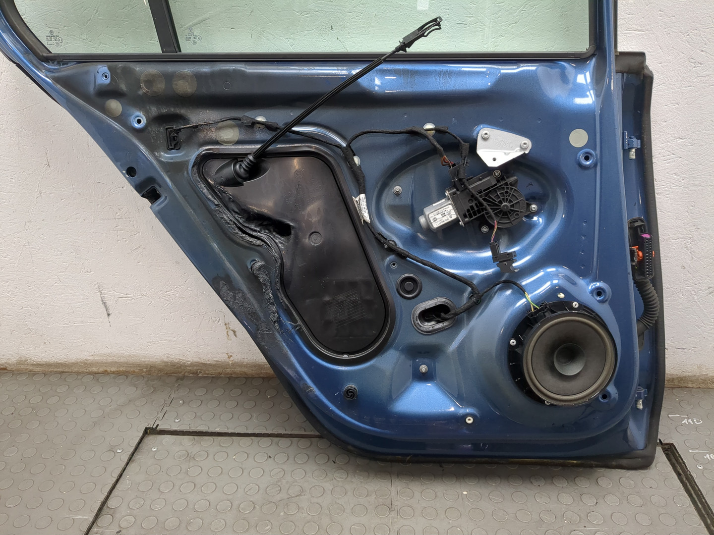 Дверь задняя левая