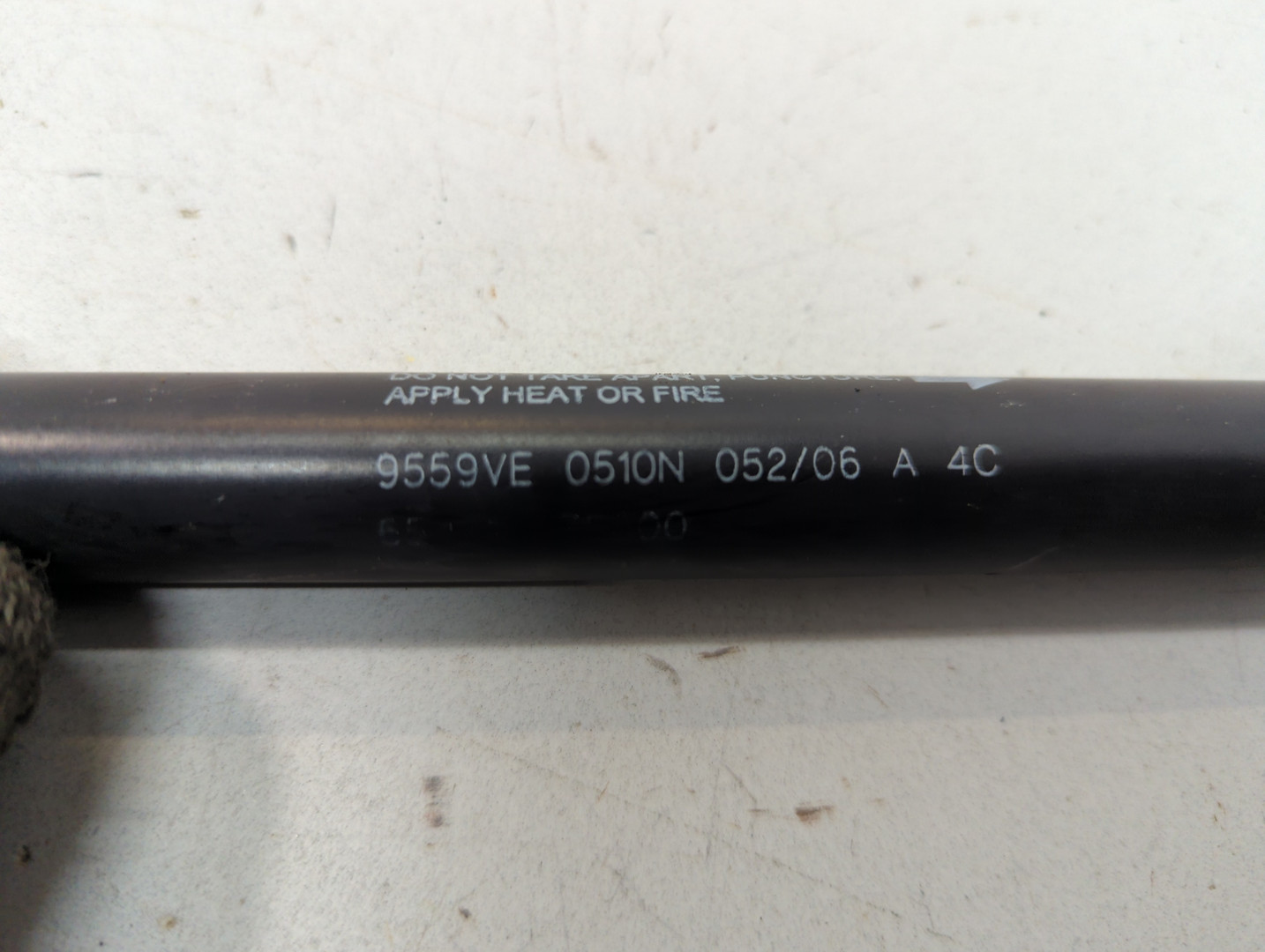 Амортизатор капота