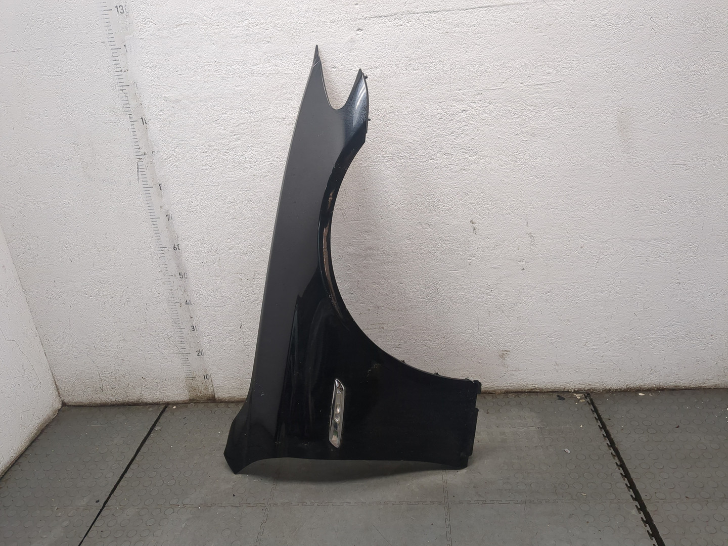 Крыло переднее правое