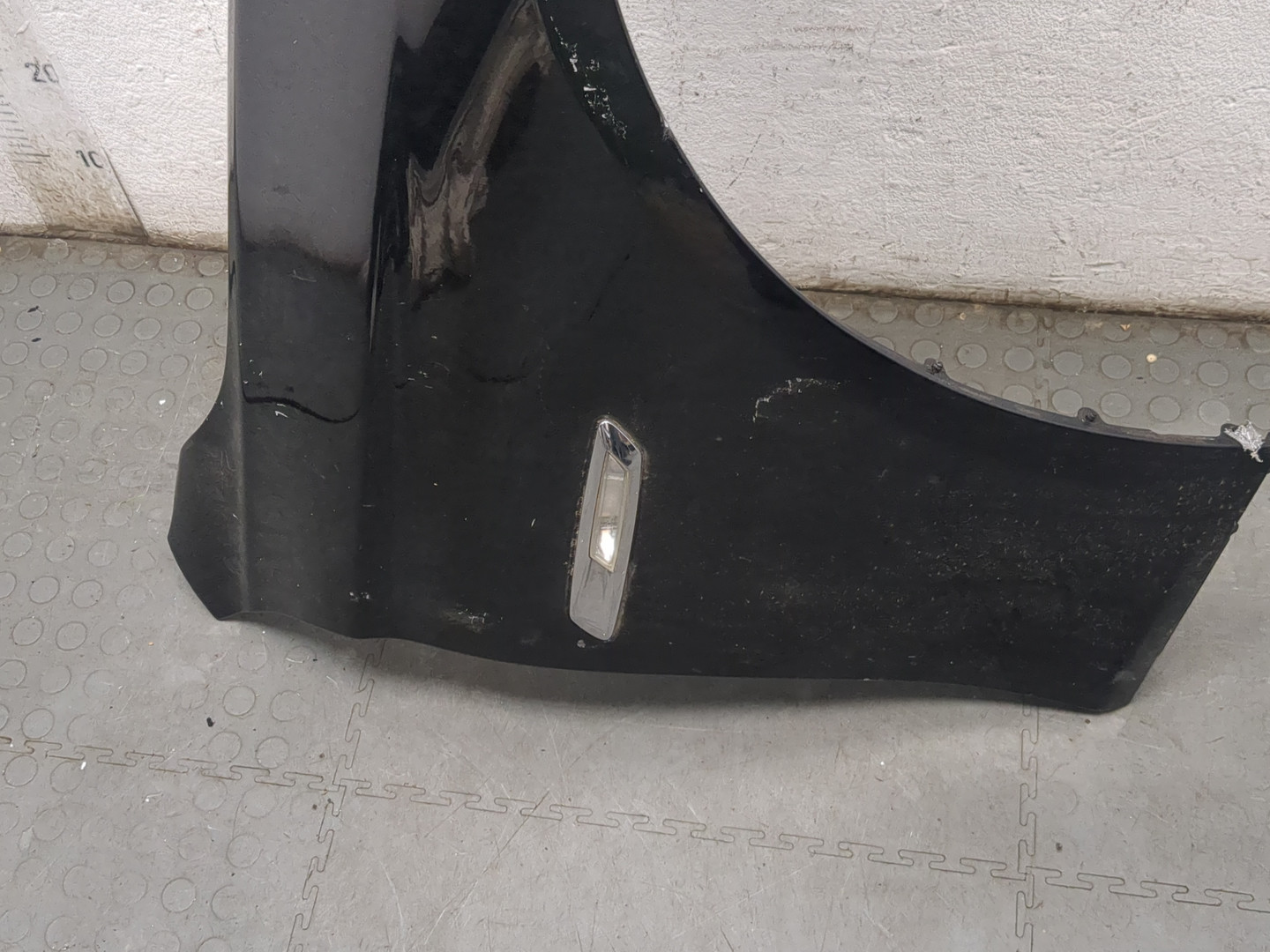 Крыло переднее правое