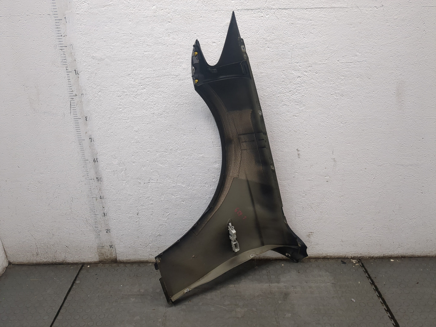 Крыло переднее правое