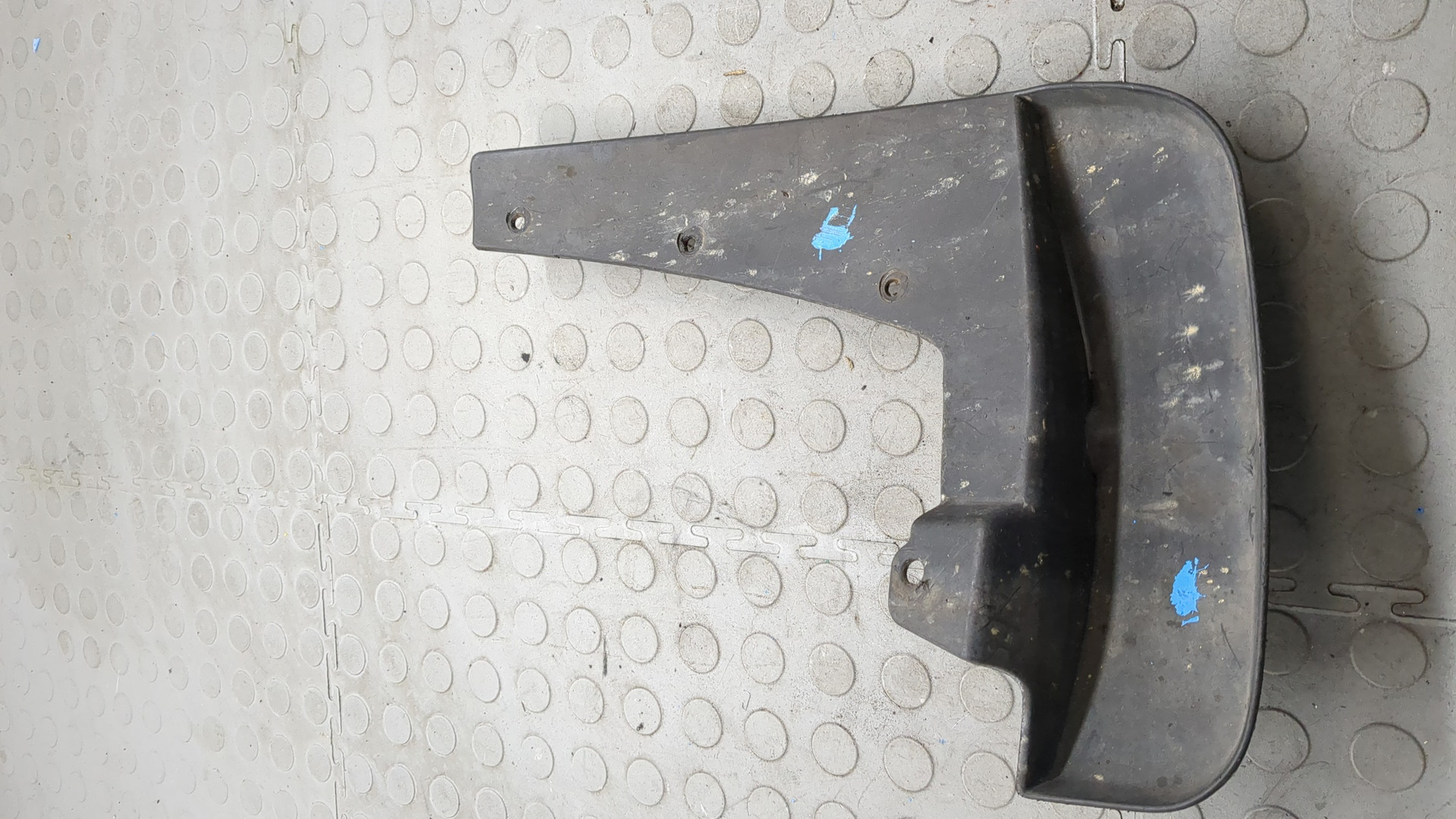 Брызговик задний левый