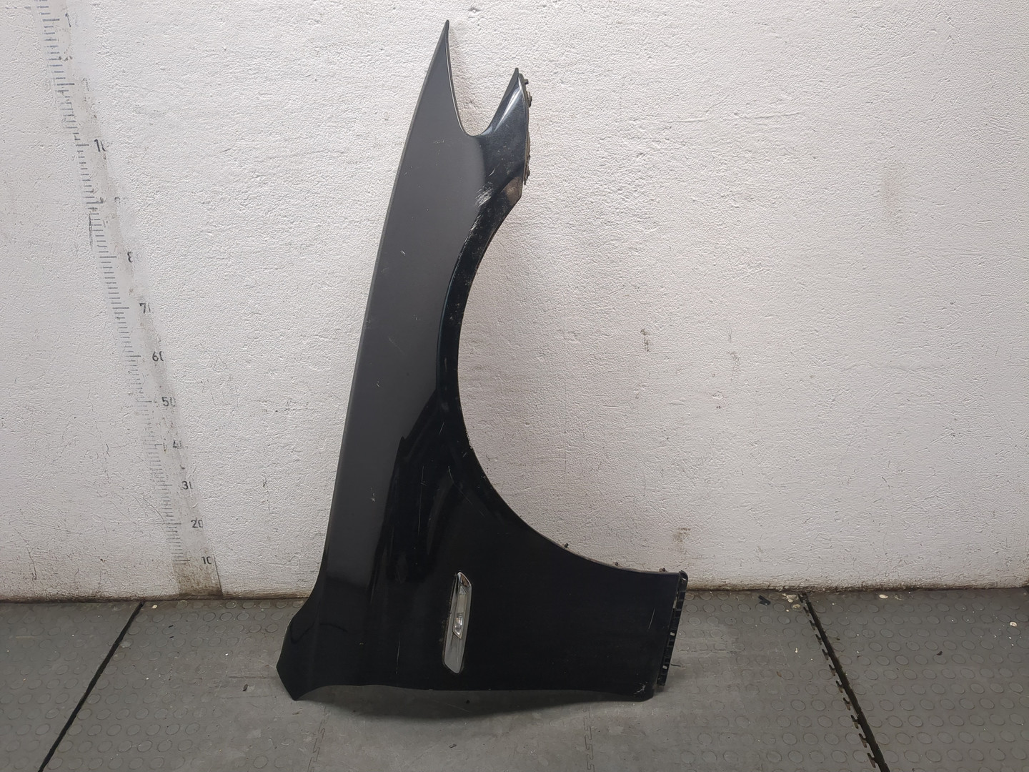 Крыло переднее правое