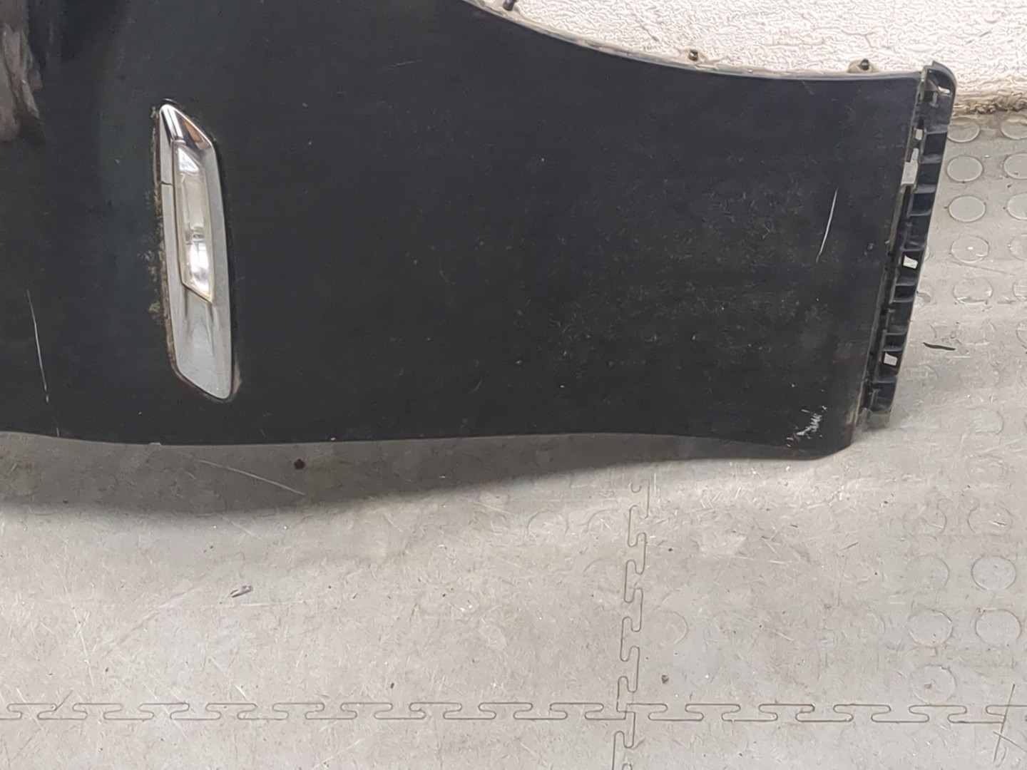 Крыло переднее правое